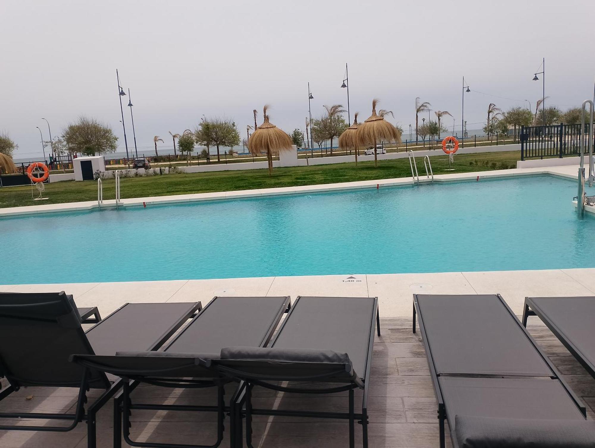 Bajo Con Jardin En Primera Linea De Playa Apartment Malaga Bagian luar foto