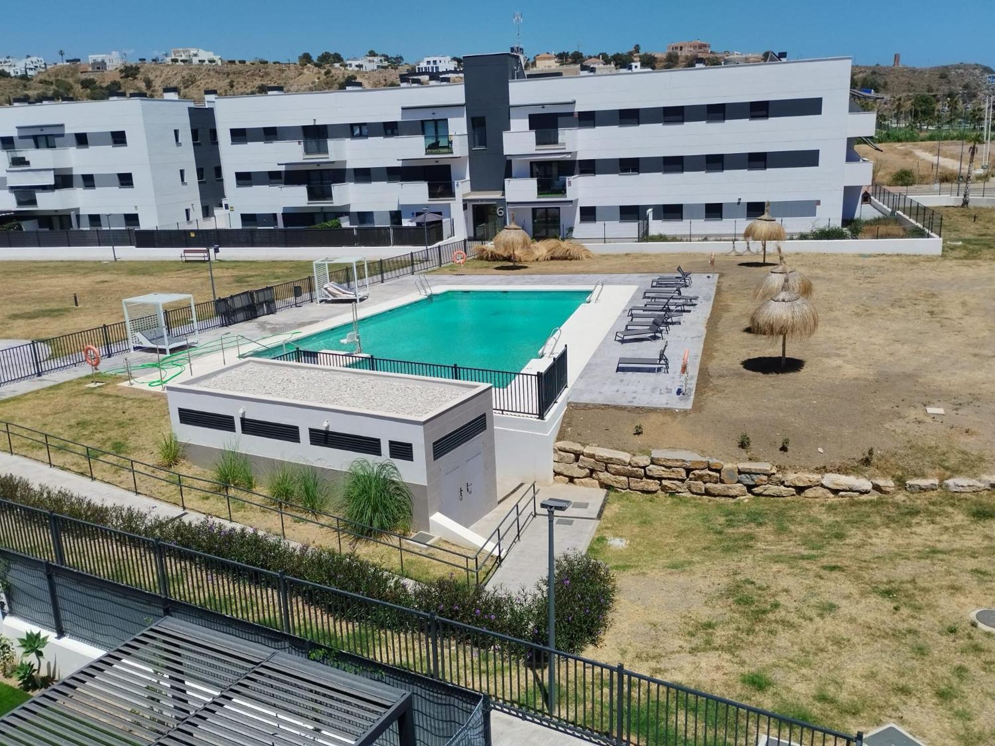 Bajo Con Jardin En Primera Linea De Playa Apartment Malaga Bagian luar foto